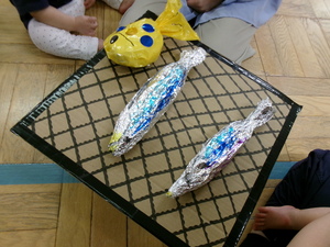 段ボールで作った網の上にさんまが並んでいる写真