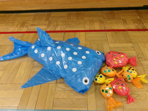 カラービニールでできたジンベイザメや金目鯛などの魚の写真