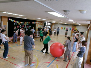 大玉を動かしている写真