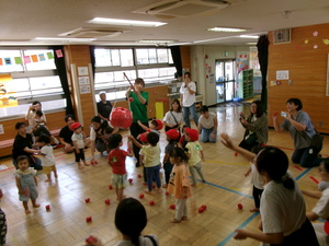 ボールを当てて大きな玉を割っている写真