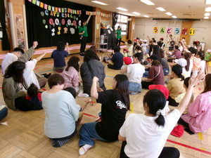 うんどうかいがはじまる時の手遊びをしている写真