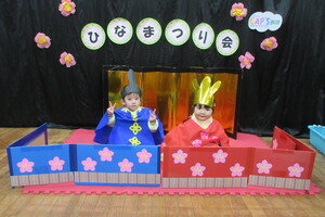 ひなまつり会　フォトコーナーで衣装を纏って写真を撮るくまクラブのお友達