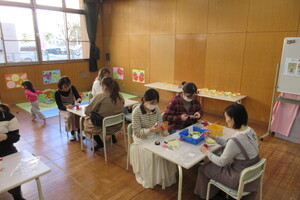 サンタのマラカス作りの様子の写真