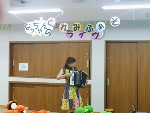 ウクレレを弾いている様子