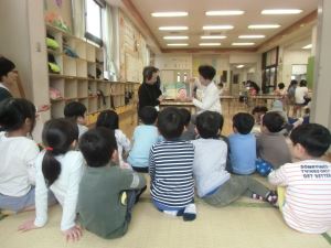 写真：読み聞かせ