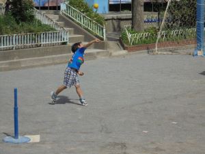 写真：ボールを投げている