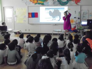 写真：講師の人にお話を聞いている様子