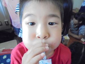 写真：頬をふくらませた男の子