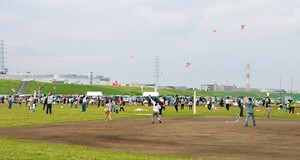 親子たこあげ大会の様子