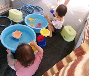 初めての水遊び