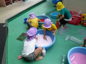 ばなな組色水遊び