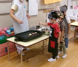 みんなで順番にお芋を焼いているところ