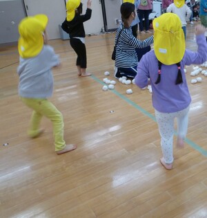 4歳児クラスが玉入れの前に踊っているところ