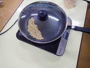 ポップコーンを炒める様子
