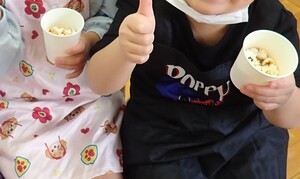 完成したポップコーンを食べる子どもたち