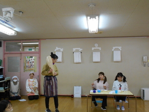 「もったいないばあさん」の寸劇を見る子どもたち