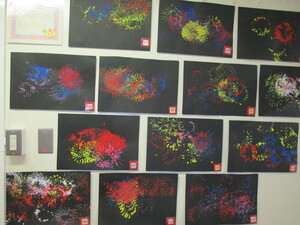 写真：乳児クラスの花火の製作