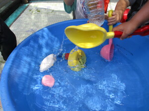 たらいの中にスコップを入れようとしている写真