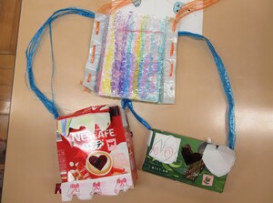 写真：廃材遊びで作ったバックの写真