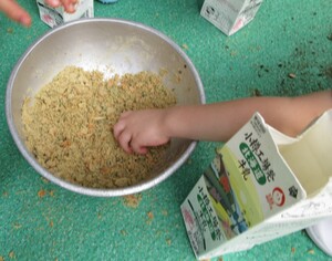 写真：米ぬかと土を混ぜた様子