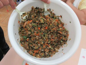 写真：切った野菜を米ぬかと混ぜた様子