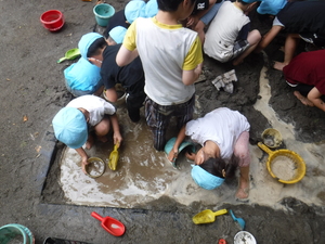 3歳児が氷遊びをしています