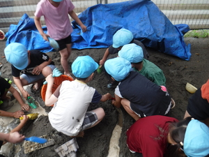 5歳児が泥遊びをしています