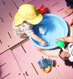 ひよこぐみみずあそび