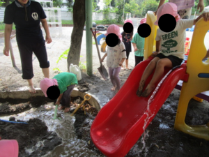 泥んこ遊びの様子