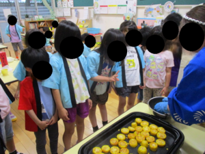 トウモロコシをホットプレートで焼いている様子