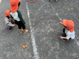 芋のツルで遊んでいます