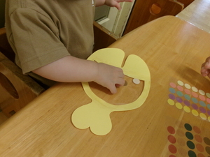 魚の作品にシールを貼っている写真