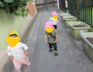 写真　園庭で遊ぶひよこ組