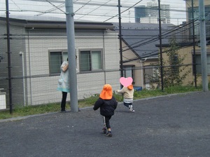 写真　グラウンドで遊ぶあひる組