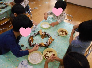 写真　うさぎ組どんぐりのリース作り