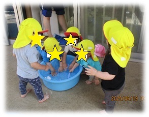 1歳児の水遊びの写真