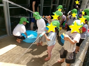 きりん組水遊びの様子の写真