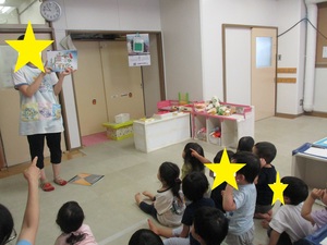 紙芝居をみる子どもたちの写真