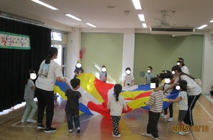 4歳児のパラバルーンの演技の写真