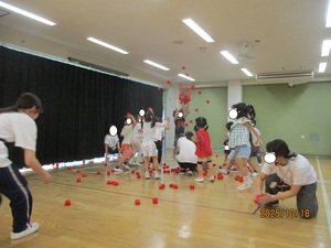 5歳児が玉入れをしている写真