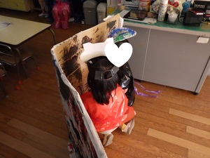 驚かせようと隠れる子