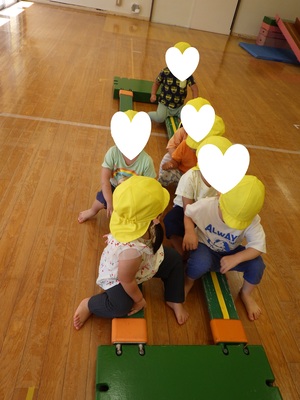 座りながら友だちと一緒に一本橋渡り