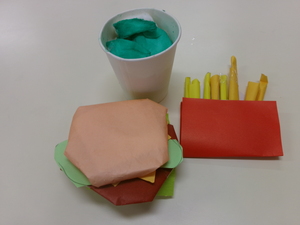 子ども達が作ったハンバーガー、ポテト、ジュース