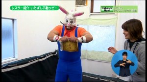 サムネイル：雑誌を破ろうとするレスラー