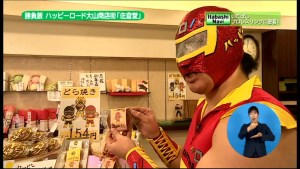 サムネイル：店頭で商品を紹介するレスラー