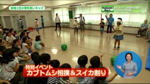 サムネイル：室内でスイカ割りをしている子ども