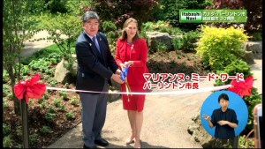 サムネイル：テープカットをするバーリントン市長