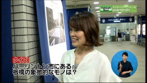 サムネイル：クイズに答えている女性