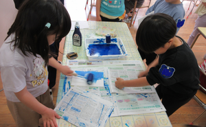 版画で当番表を作る姿