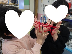 あやとりをしている子どもたち
